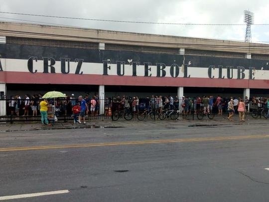 Torcedores formam longas filas no Arruda para comprar ingressos para o clássico contra o Náutico nos Aflitos
