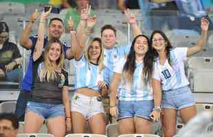 Torcedores na partida entre Argentina e Paraguai, no Mineiro, pela Copa Amrica