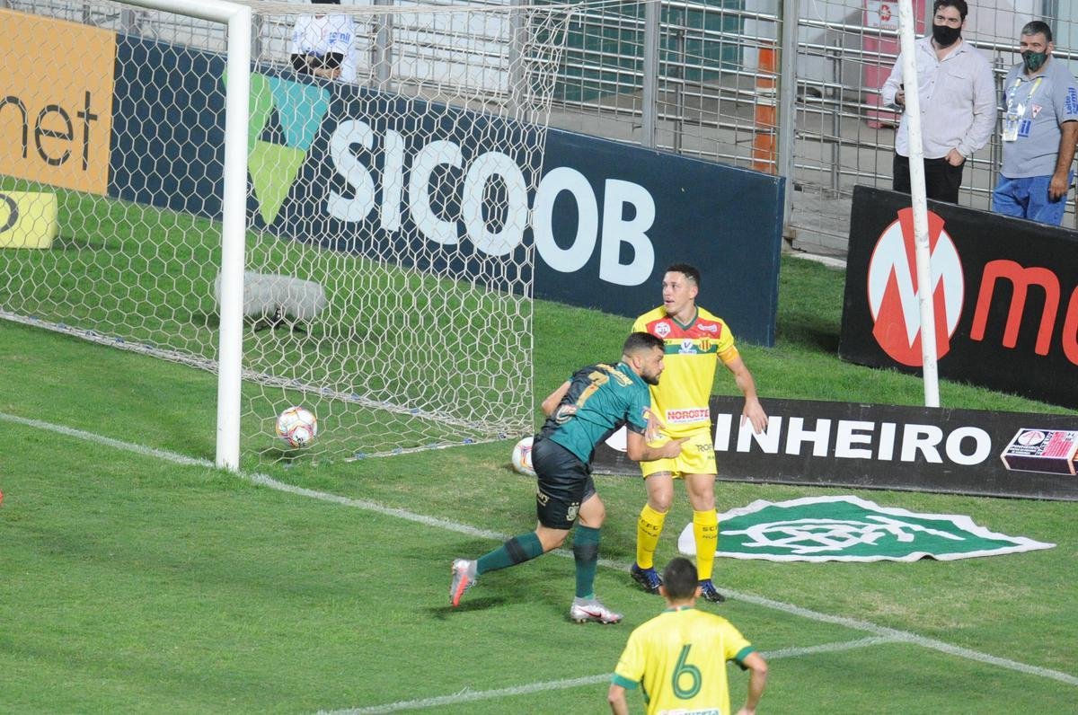 Fotos do jogo entre Amrica e Sampaio Corra, no Independncia, em Belo Horizonte, pela 27 rodada da Srie B do Campeonato Brasileiro