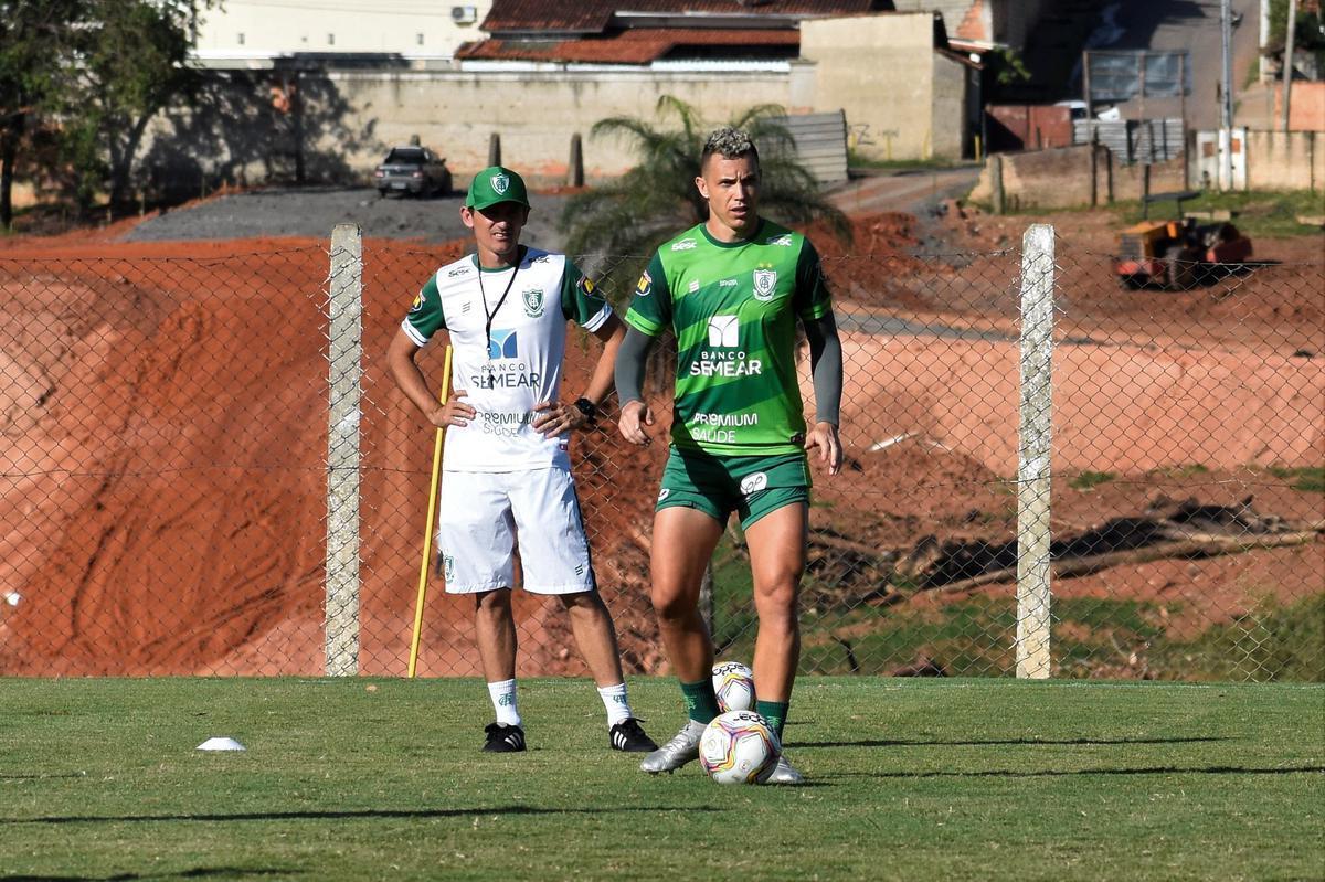 O América treinou nesta terça-feira (1), ao fim da tarde, no CT Lanna Drumond, em Belo Horizonte. As atividades comandadas pelo técnico Lisca visaram o confronto contra o Cruzeiro, nesta quarta-feira (2), às 21h30, válido pela 25ª rodada da Série B do Campeonato Brasileiro. A partida será realizada no Independência, em Belo Horizonte.