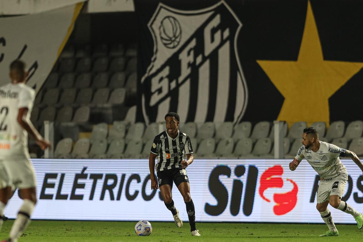 Fotos do jogo entre Santos e Atltico, na Vila Belmiro, em Santos, pela stima rodada do Campeonato Brasileiro de 2021