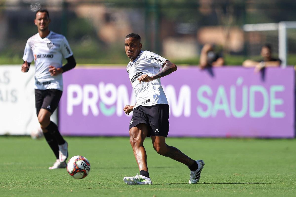 Fotos do coletivo entre profissionais e sub-20 do Atltico