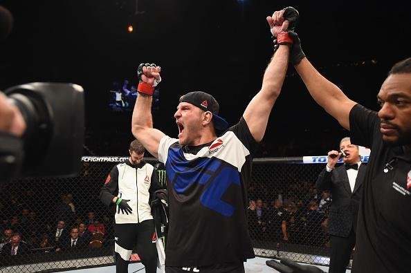 Stipe Miocic venceu Andrei Arlovski por nocaute técnico no primeiro round