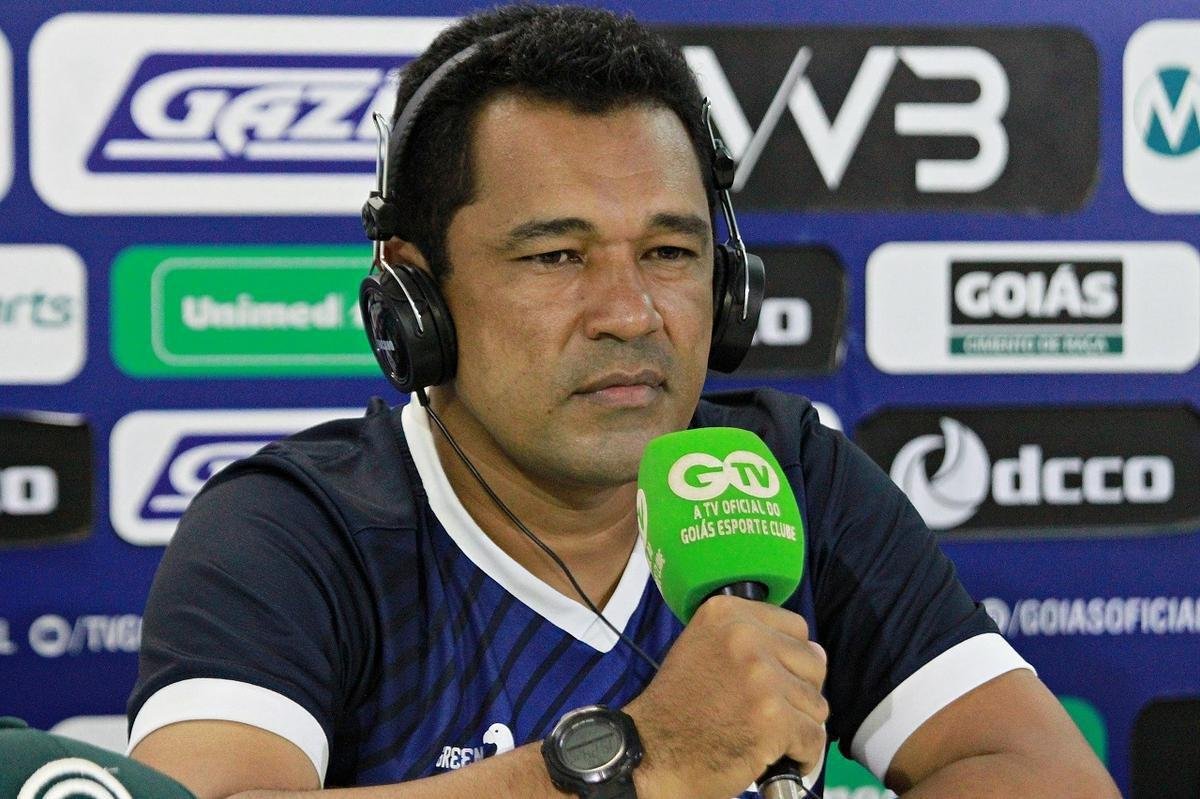 Após a demissão de Enderson Moreira, o auxiliar Glauber Ramos assumiu o comando da equipe com a missão de tentar salvar o Goiás do rebaixamento.