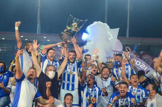 CSA - Campe�o do Campeonato Alagoano (12 jogos, 5 vit�rias, 6 empates e 1 derrota - 58,33% de aproveitamento)