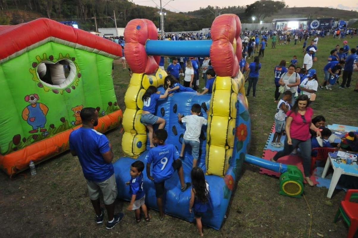 Caravana do Cruzeiro em Conselheiro Lafaiete, com a presena de Ronaldo Fenmeno. Milhares de torcedores cruzeirenses compareceram ao Parque de Exposies Tancredo Neves para prestigiar o evento oficial do clube