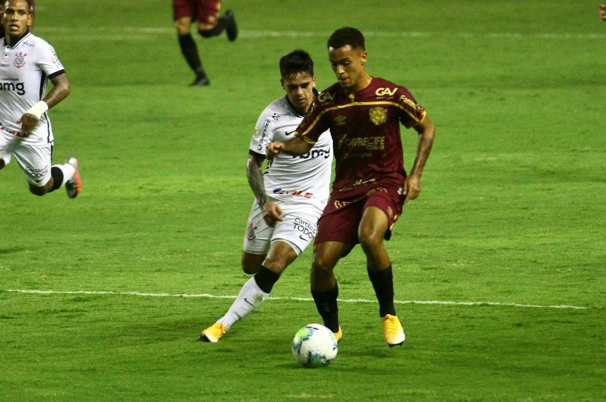 Com gol do zagueiro Maidana, de pênalti, Sport venceu o Corinthians em casa e deu um salto importante na tabela de classificação da Série A.