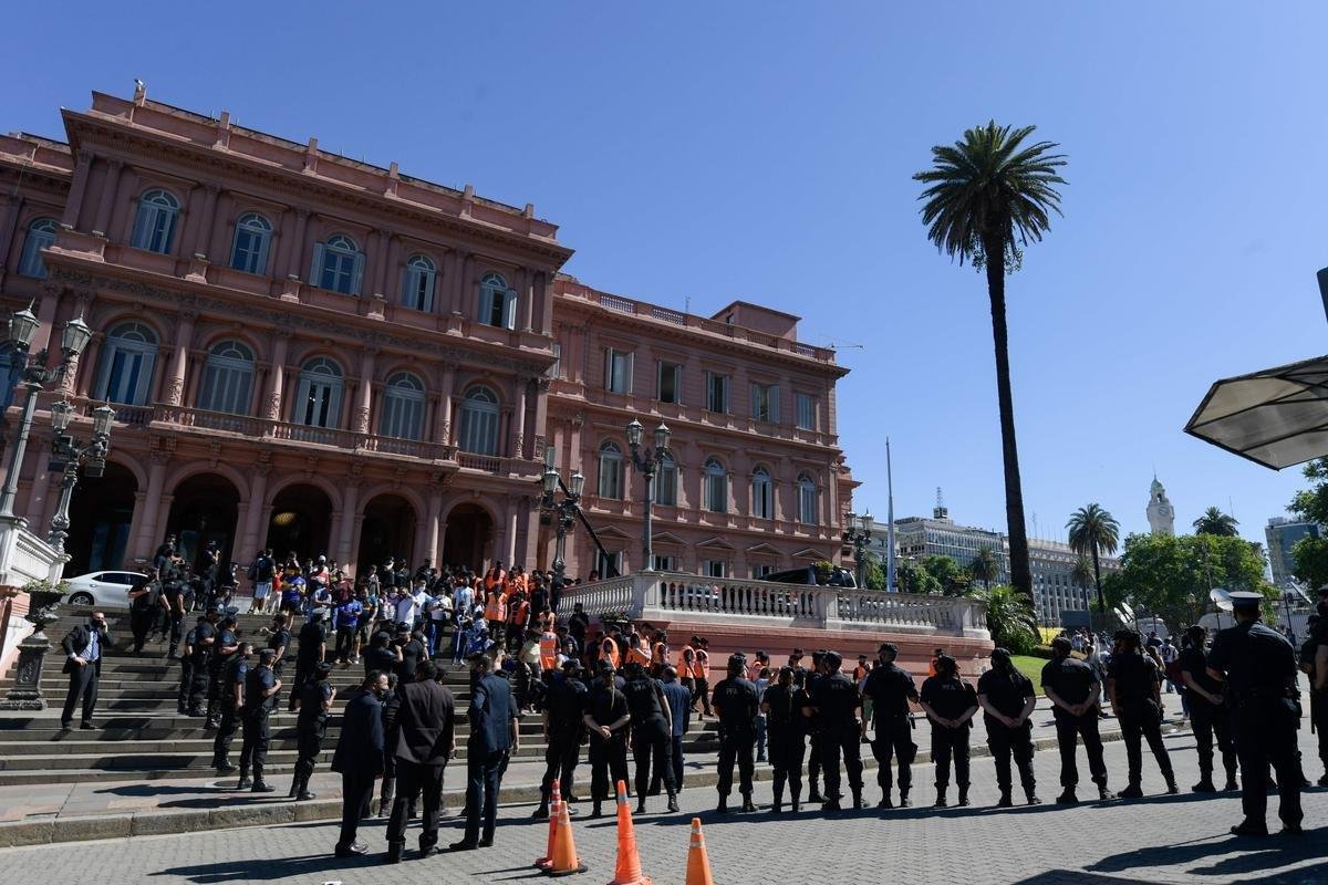 Por volta das 15h30, um tumulto obrigou a polcia a encerrar o velrio de Maradona na Casa Rosada, em Buenos Aires