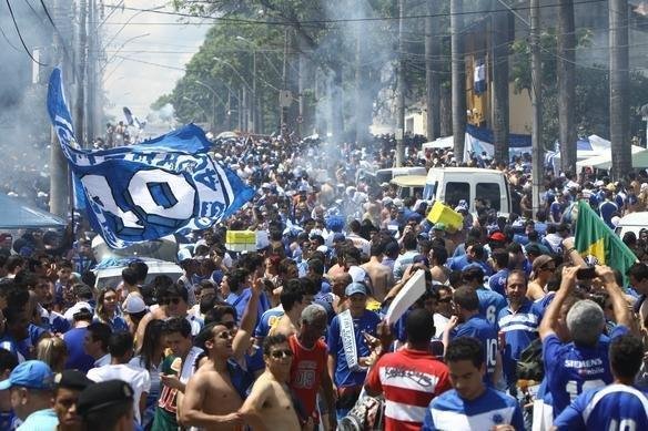 Torcida do Cruzeiro j comea a se movimentar em vrios pontos da cidade antes da partida contra o Grmio, s 17h, no Mineiro