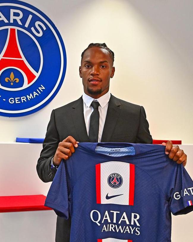 PSG contratou o meio-campista Renato Sanches