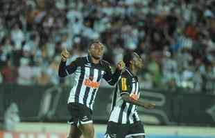 2010 - O centroavante Obina fez 27 gols dos 120 marcados pelo Galo naquela temporada
