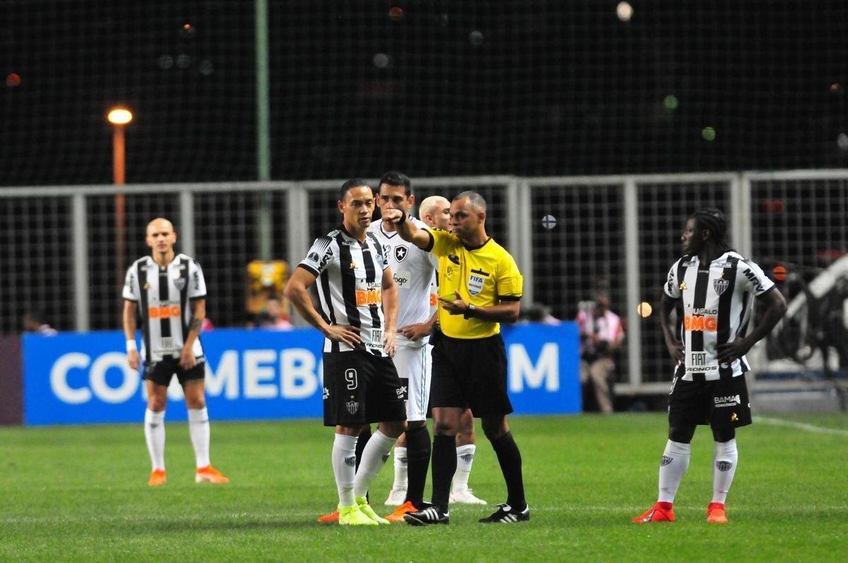 Fotos do primeiro tempo do duelo entre Atltico e Botafogo, no Independncia, pela Sul-Americana