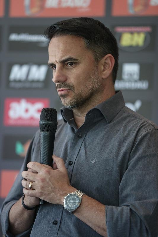 Ademir  apresentado no Atltico; veja as fotos