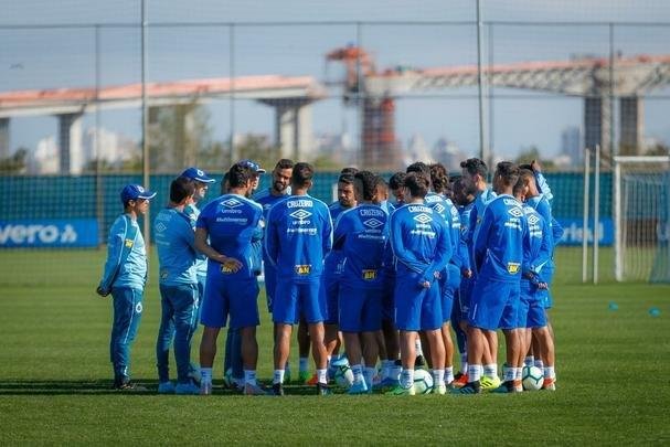 Cruzeiro treinou nesta tera-feira no CT do Grmio, em Porto Alegre, e concluiu a preparao para o duelo com o Internacional, no Beira-Rio, pela semifinal da Copa do Brasil. Time precisa de vitria por dois gols de diferena para ir  final. Se vencer por um gol de vantagem, a deciso ser nos pnaltis. Rogrio Ceni deve escalar o time com Fbio; Edilson, Ded (Fabrcio Bruno), Leo e Dod; Henrique e Robinho; Marquinhos Gabriel, Thiago Neves e David; Pedro Rocha.
