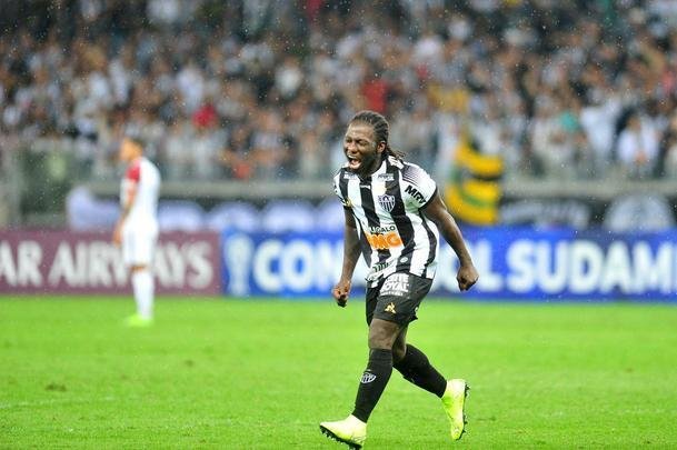 No segundo tempo, Char recebeu bola de Cazares e marcou o segundo do Atltico: 2 a 0