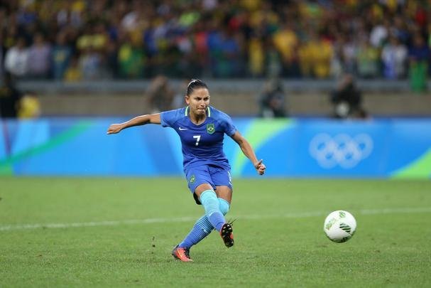 Imagens emocionantes das cobranas de pnaltis no Mineiro e da classificao do Brasil s semifinais do torneio feminino de futebol dos Jogos Olmpicos. Goleira Brbara pegou pnalti e deu vitria  Seleo por 7 a 6 sobre a Austrlia. Com 52 mil pagantes, estdio foi  loucura.
