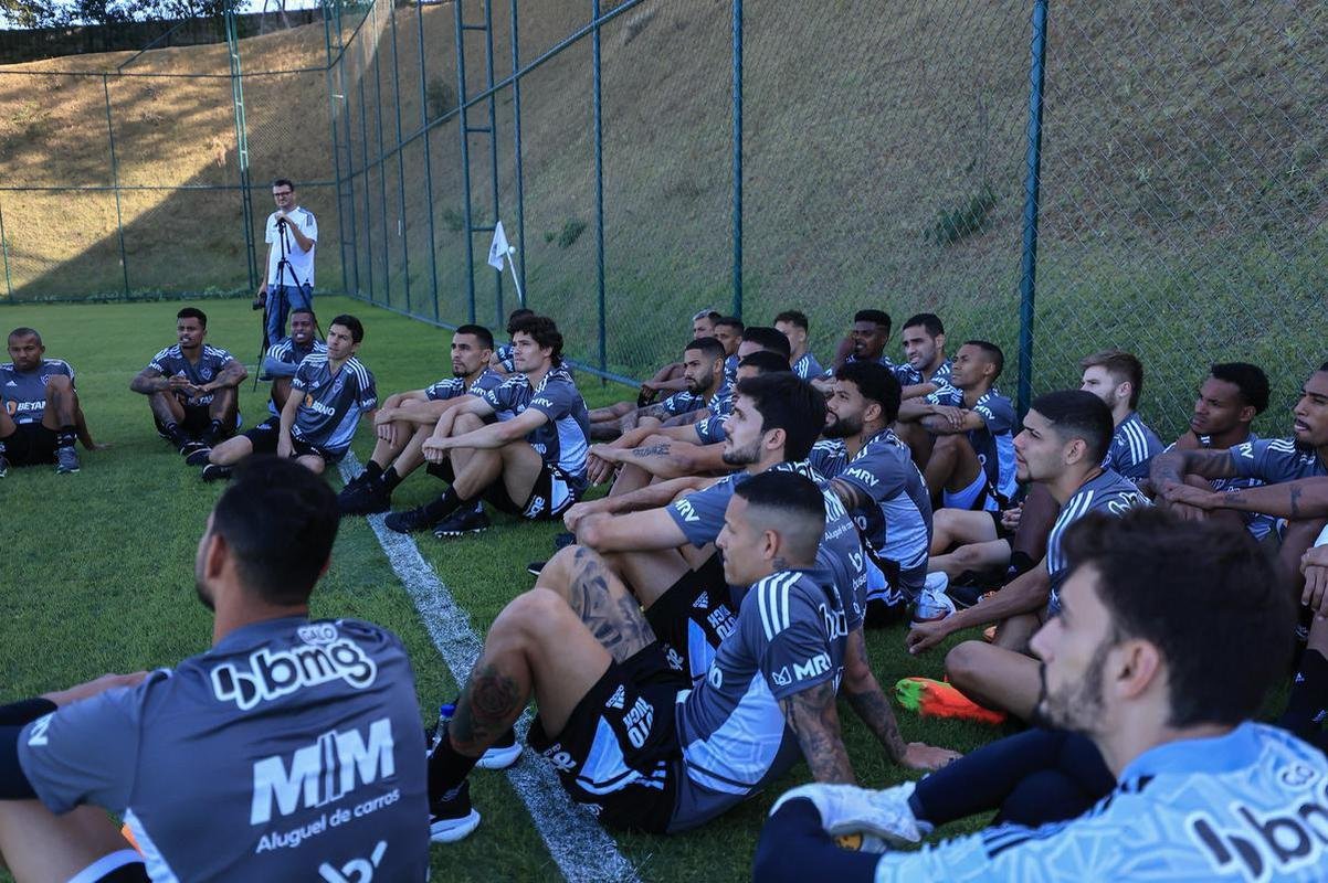 Nesta tera-feira (26), Cuca foi apresentado como treinador do Atltico - pela terceira vez na carreira. Primeiro, foi saudado pelo diretor de futebol Rodrigo Caetano e concedeu entrevista coletiva na sala de imprensa da Cidade do Galo. Depois, comandou o primeiro treino com o elenco no CT, j pensando no confronto contra o Internacional, pelo Campeonato Brasileiro.