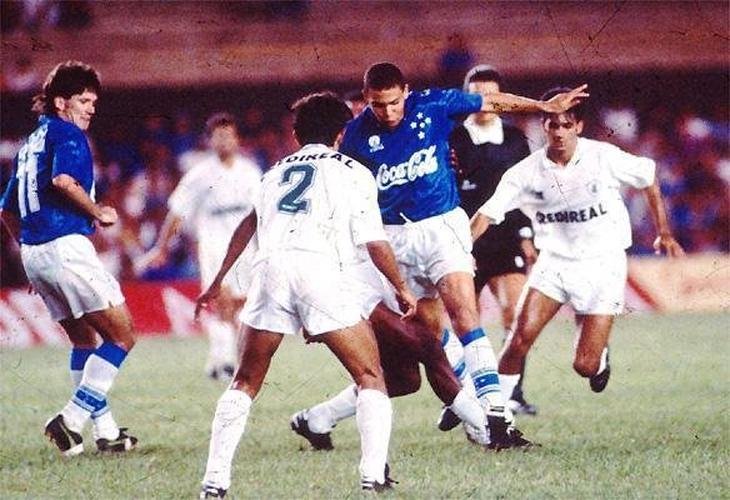 Ronaldo inferniza a defesa do Amrica no Campeonato Mineiro