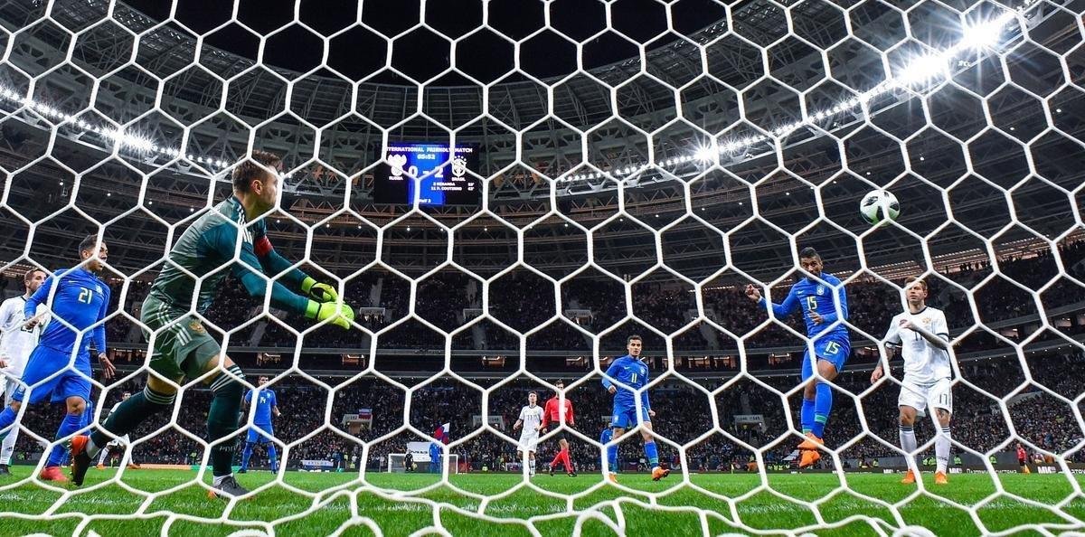 Momento do terceiro gol da partida, marcado por Paulinho