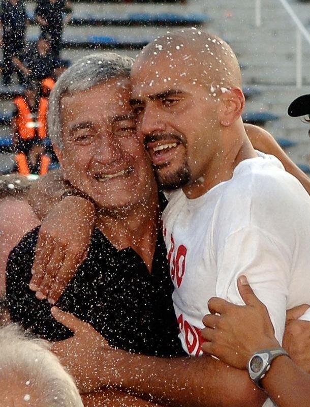 Estudiantes - Tradicional equipe do futebol sul-americano, o Estudiantes protagonizou uma reviravolta herica ao encerrar um jejum de 23 anos sem ttulos do Campeonato Argentino. Em 2006, o time comandado por Juan Sebastin Vern, em campo, e Diego Simeone, na rea tcnica, estava a quatro pontos da primeira colocao a duas partidas do fim. Mas o improvvel aconteceu: lder, o Boca Juniors, que s tinha perdido uma vez ao longo da campanha, foi derrotado por Belgrano e Lans nas rodadas derradeiras e viu a equipe de La Plata igual-lo na pontuao. Foi necessrio, ento, um jogo extra para definir o campeo. Na deciso, mais uma reviravolta. Aps sair perdendo, o Estudiantes virou, com gols de Sosa e Pavone, venceu por 2 a 1 e concluiu a remontada histrica.
