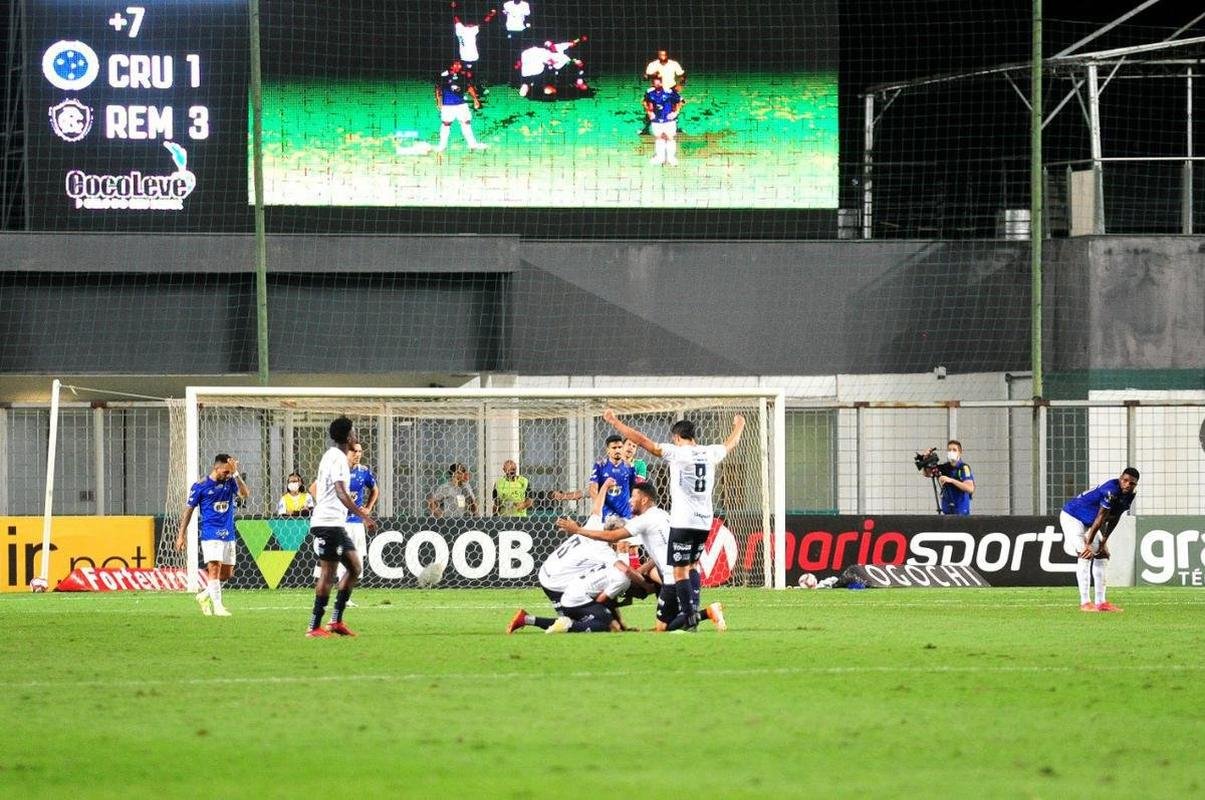Cruzeiro leva dois gols no fim e perde para o Remo no Independncia, por 3 a 1, pela Srie B