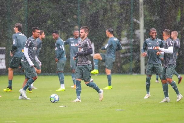 Atltico treinou sob chuva intensa na Cidade do Galo nesta quinta-feira  tarde