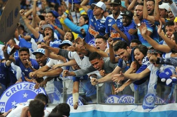 Momento em que Hudson marcou o gol do Cruzeiro no segundo tempo