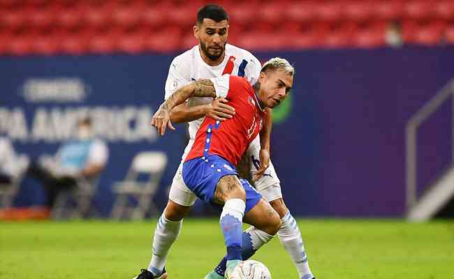 Junior Alonso marca Vargas: paraguaio levou a melhor no duelo contra companheiro de Atlético