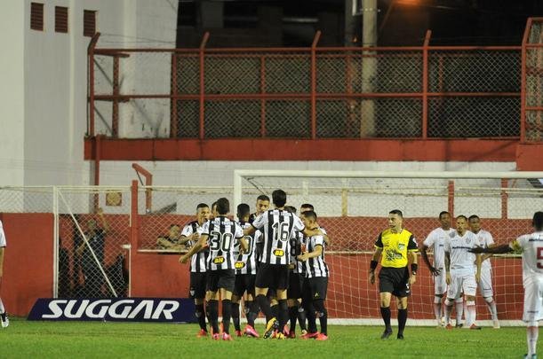 Villa Nova e Atltico se enfrentaram no Alapo do Bonfim, em Nova Lima, pelo Campeonato Mineiro