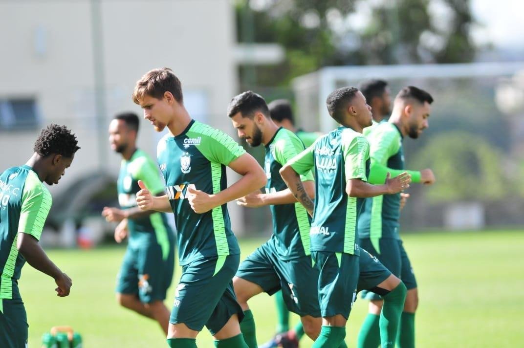 Tcnico acompanhou treinamento regenerativo do elenco nesta segunda-feira