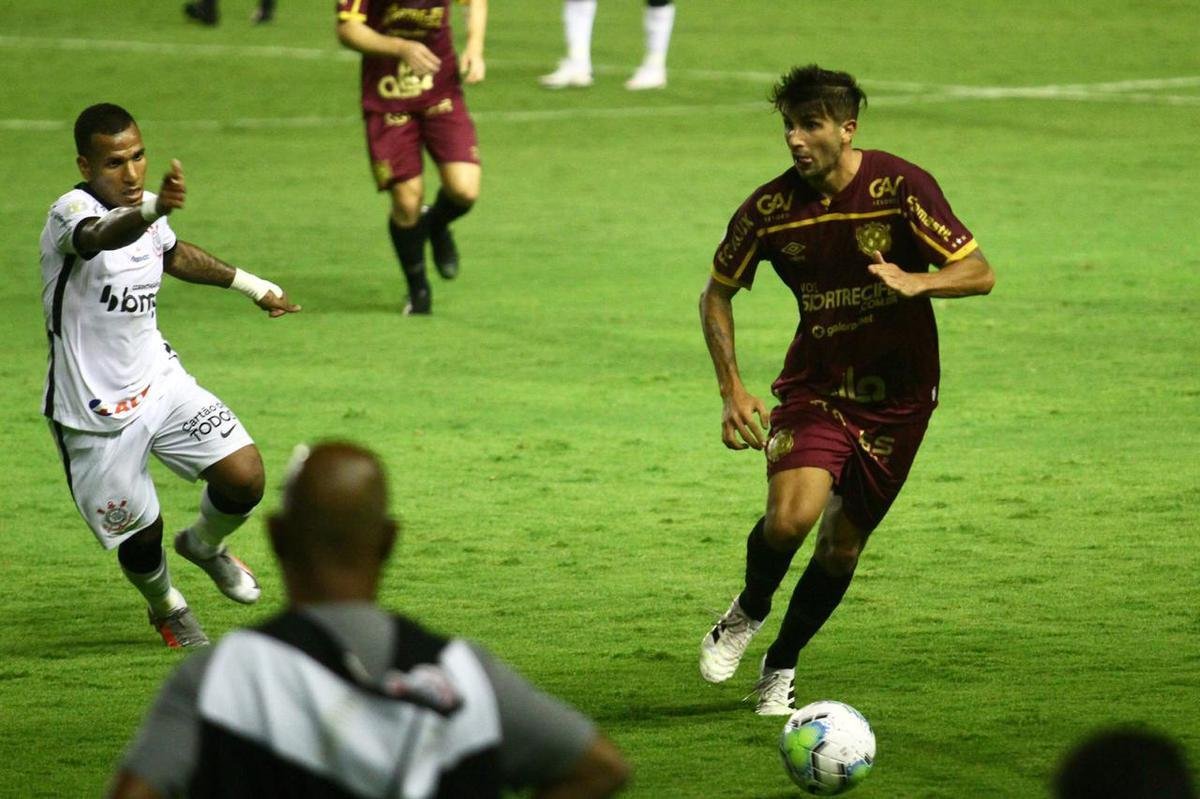Com gol do zagueiro Maidana, de pênalti, Sport venceu o Corinthians em casa e deu um salto importante na tabela de classificação da Série A.