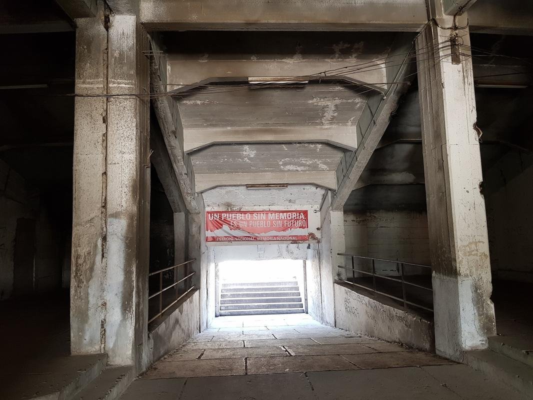 Na ditadura chilena do general Augusto Pinochet, o local serviu de priso para cidados chilenos e estrangeiros perseguidos pelo governo.