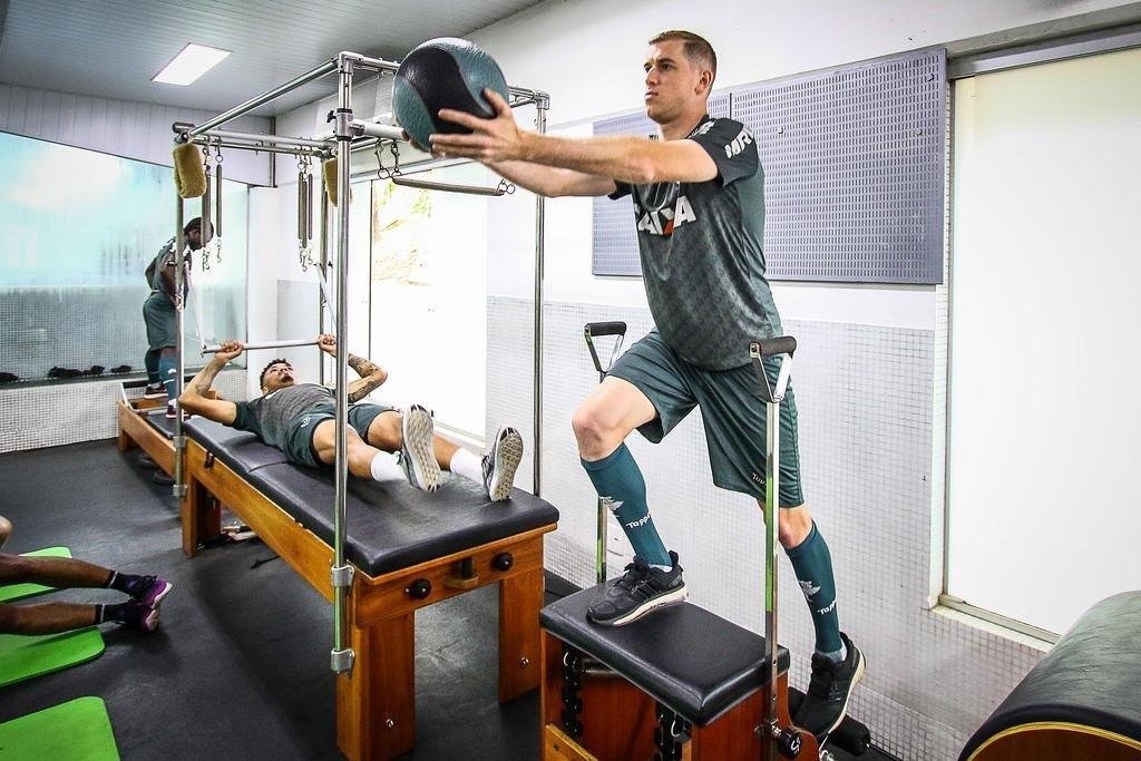 Depois da vitria por 3 a 0 sobre o Coimbra, em jogo-treino na Cidade do Galo, os jogadores do Atltico fizeram um trabalho fsico na academia do CT. Veja fotos