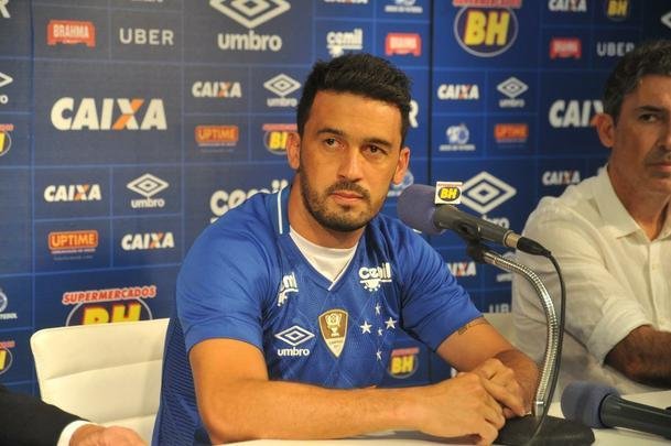 Veja fotos da apresentao do lateral Edilson