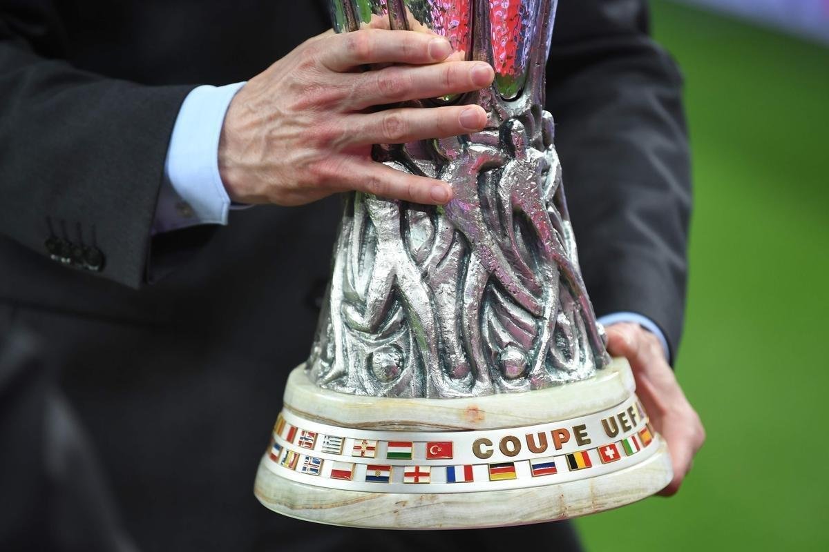 Com direito a um show de Hazard no segundo tempo, quando o craque belga marcou dois gols e ainda deu assistncia para Pedro balanar as redes, o Chelsea goleou o Arsenal por 4 a 1, nesta quarta-feira, no estdio Olmpico de Baku, no Azerbaijo, e conquistou o seu segundo ttulo da Liga Europa