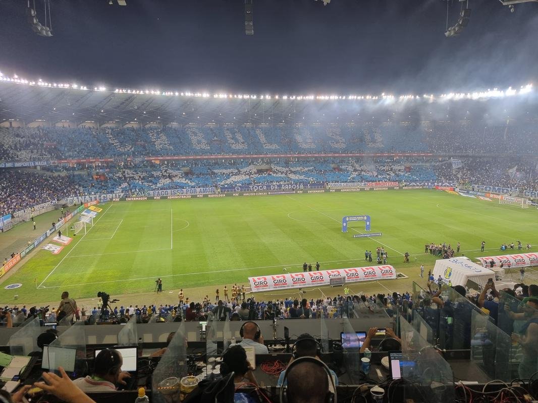 Cabuloso: torcida do Cruzeiro promove mosaico 3D com Ronaldo no Mineiro