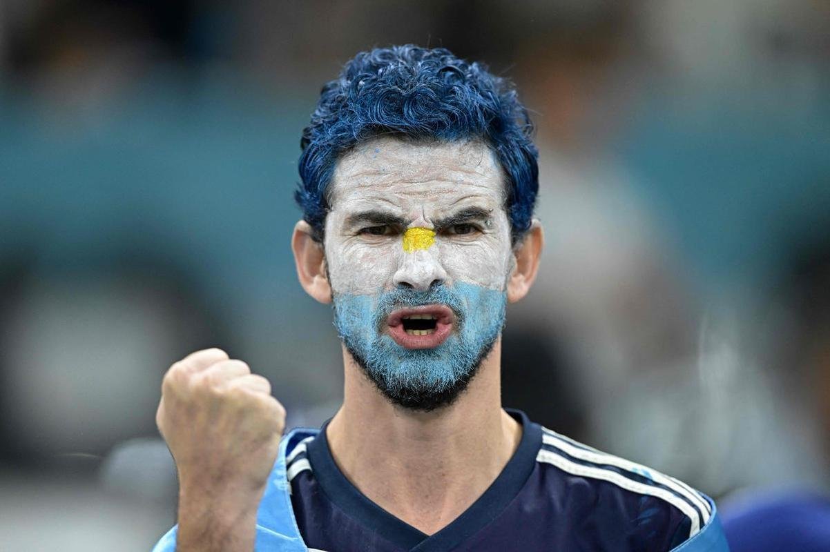 Imagens das torcidas de Argentina e Crocia no duelo pela semifinal da Copa do Mundo do Catar, no estdio Lusail