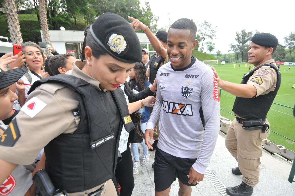 Robinho recebeu carinho de crianas do grupo Vibrante Mirim, de Ibirit-MG, que tem parceria com a PM