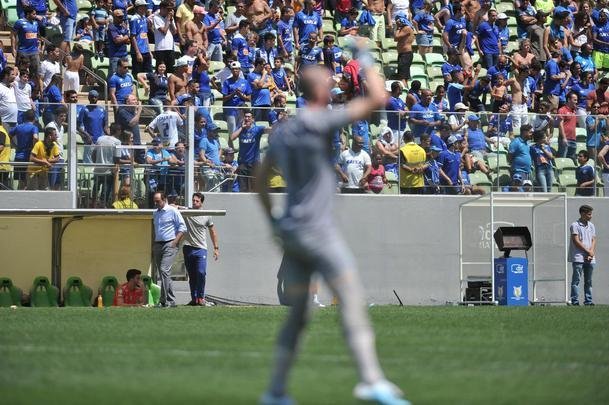 Na reta final do jogo, Grmio ampliou para 4 a 1 e jogadores como Thiago Neves e Edilson foram muito vaiados, assim como o vice-presidente de futebol Itair Machado