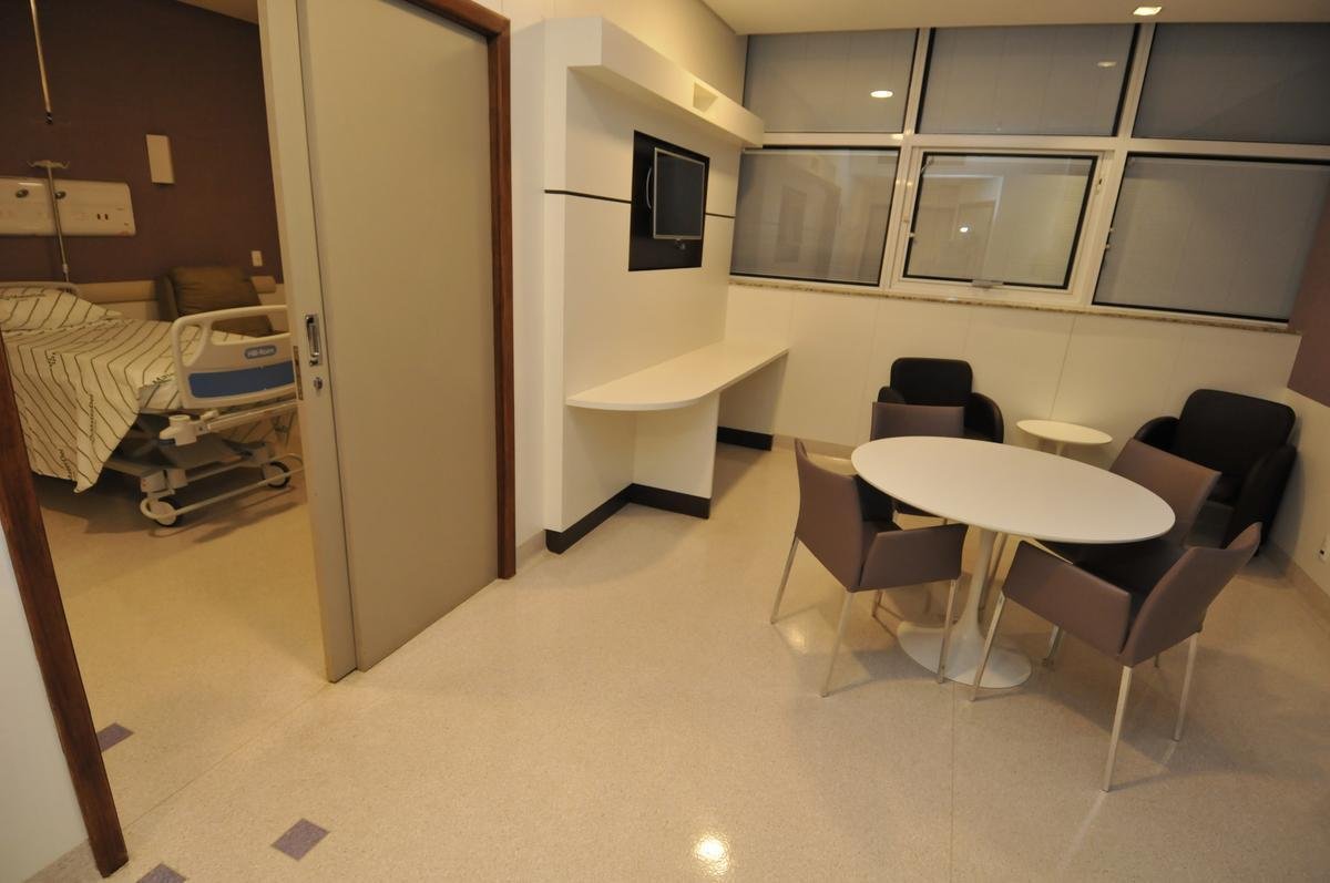 Neymar passar por cirurgia e ficar internado no Hospital Mater Dei, em Belo Horizonte. Craque do PSG e da Seleo Brasileira ser instalado no 13 andar e usufruir de sute com toda estrutura para a famlia