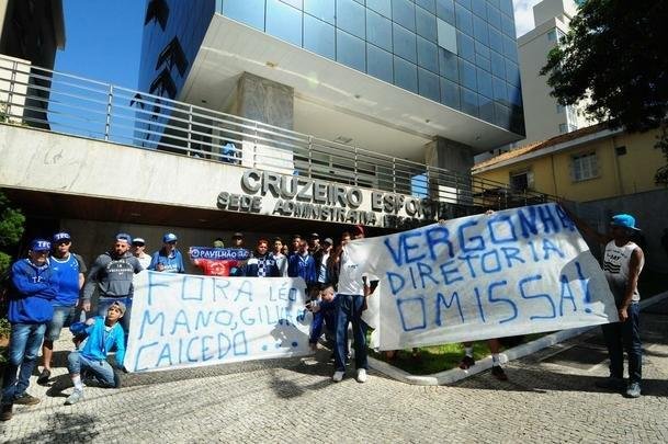 Torcida do Cruzeiro protesta contra a diretoria do clube na porta da sede