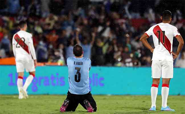 Zagueiro Godín, do Atlético, estará em mais uma Copa do Mundo, após vitória do Uruguai 