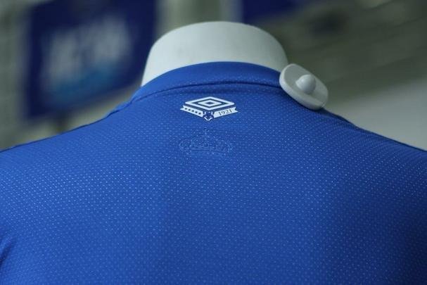 Imagens da camisa principal do Cruzeiro para a temporada de 2019