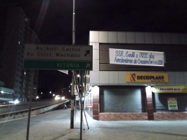 Faixas pedem a saída do presidente do Cruzeiro