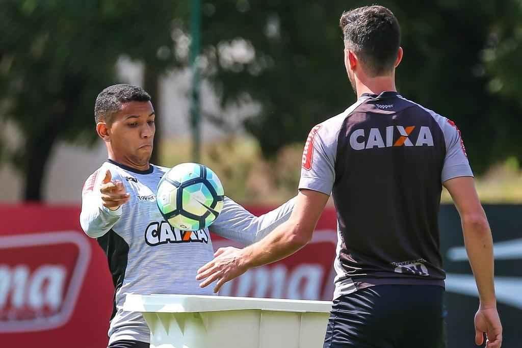 Fotos do treino de bola na cesta na Cidade do Galo