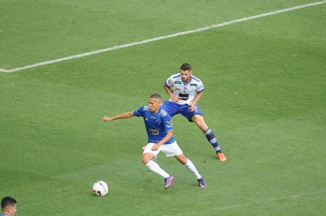 Cruzeiro goleou URT por 3 a 0 no Independncia com gols de Thiago, Machado e Edu em sua estreia no Mineiro. Ronaldo, dono da SAF, assistiu  partida no Horto. Duelo marcou estreia do tcnico uruguaio Paulo Pezzolano
