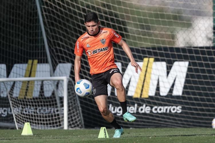 Com Guilherme Arana de volta, Cuca comanda atividade na Cidade do Galo