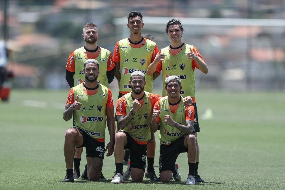 Com seriedade, mas tambm descontrao, o Atltico treinou sob sol forte na manh desta sexta-feira (21), na Cidade do Galo, em Vespasiano. Este foi o quinto dia de pr-temporada para o clube mineiro em 2022, sob o comando do tcnico argentino Antonio 'El Turco' Mohamed. Novas baixas, o volante Allan e o atacante Keno testaram positivo para COVID-19 e no participaram das atividades (ambos cumprem perodo de sete dias de isolamento social).