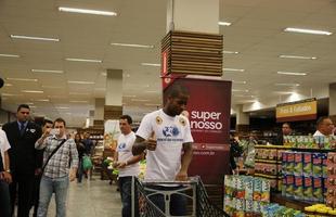 Apresentao do zagueiro Ded ao Cruzeiro. Jogador participou de ao de marketing, foi a supermercado e divulgou programa scio do futebol, que d desconto na compra de produtos  
