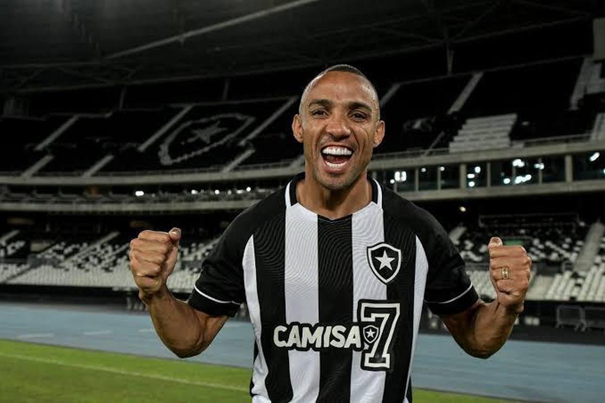 Botafogo contratou o lateral-esquerdo Fernando Maral